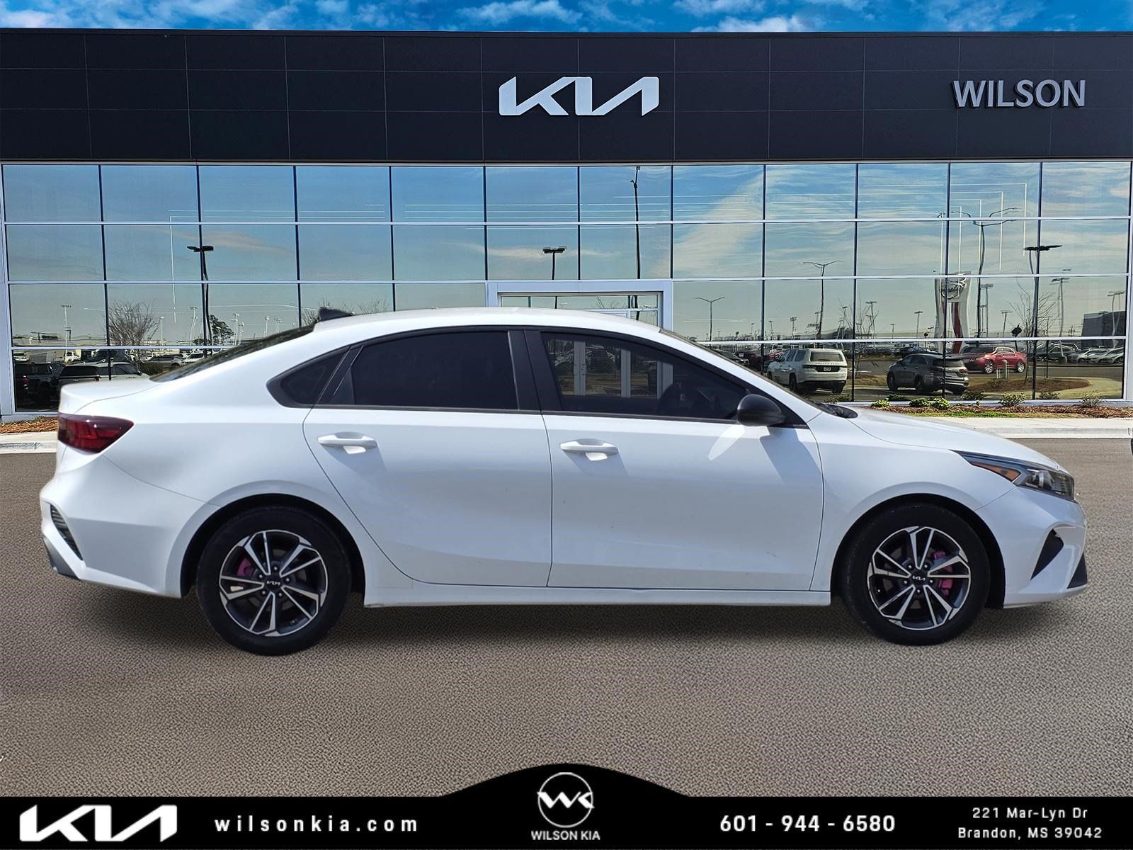 Snow White Pearl 2022 Kia Forte Sedan Front-Wheel Drive Continuously Variable Transmission