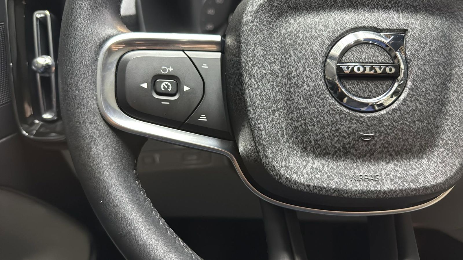 Used Car 2022 Volvo Xc40  Momentum For Sale Under $30,000 In Austin, Texas