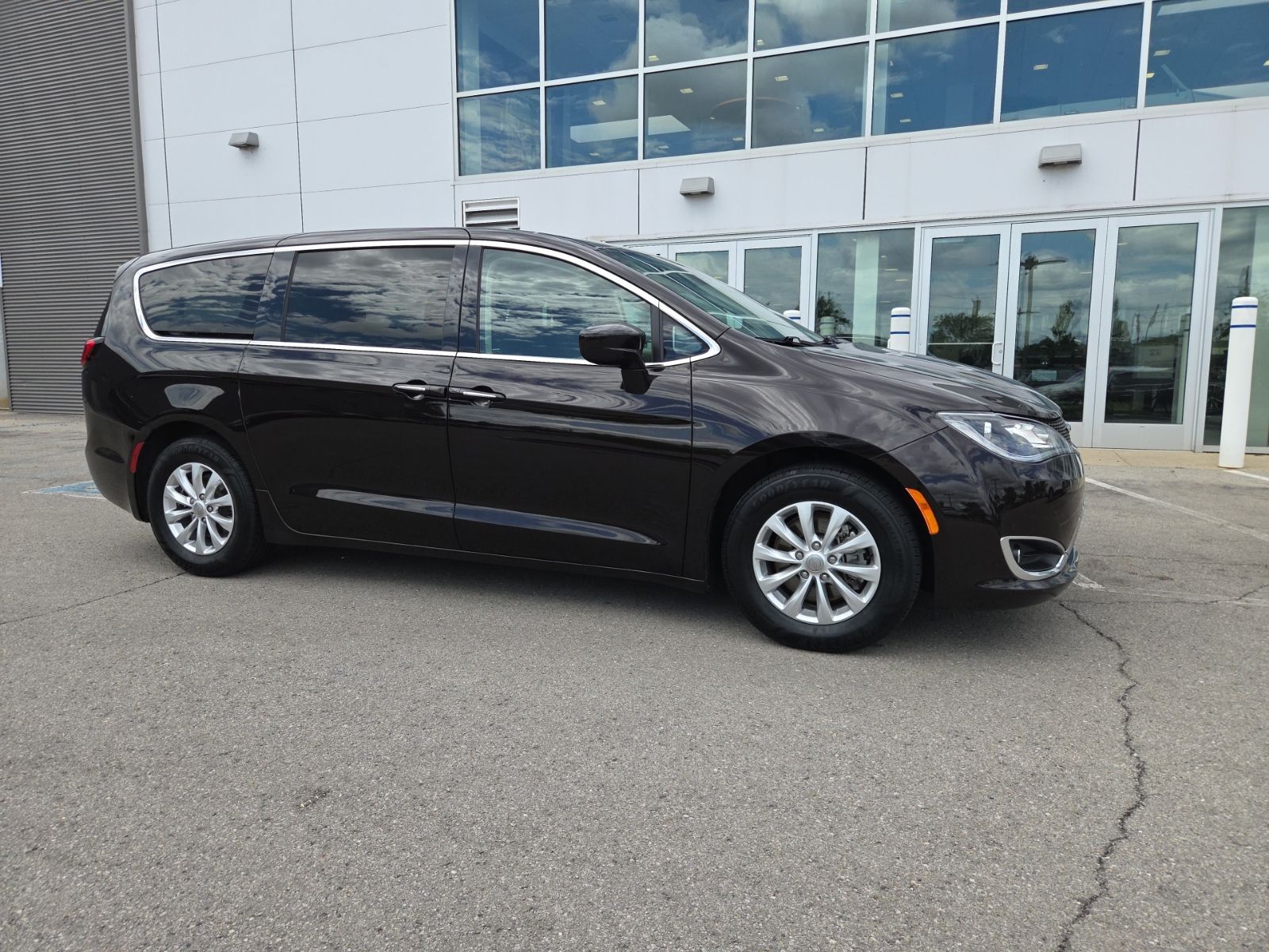 used 2018 Chrysler Pacifica car, priced at $18,250