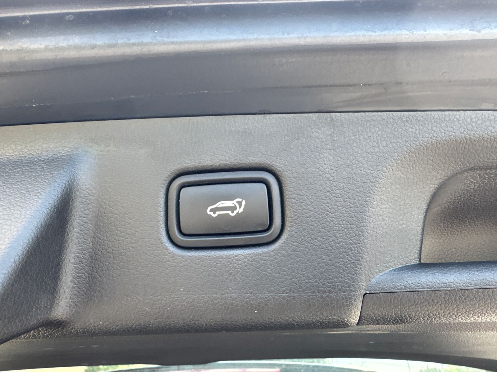 Used 2025 White Hyundai SEL image 19