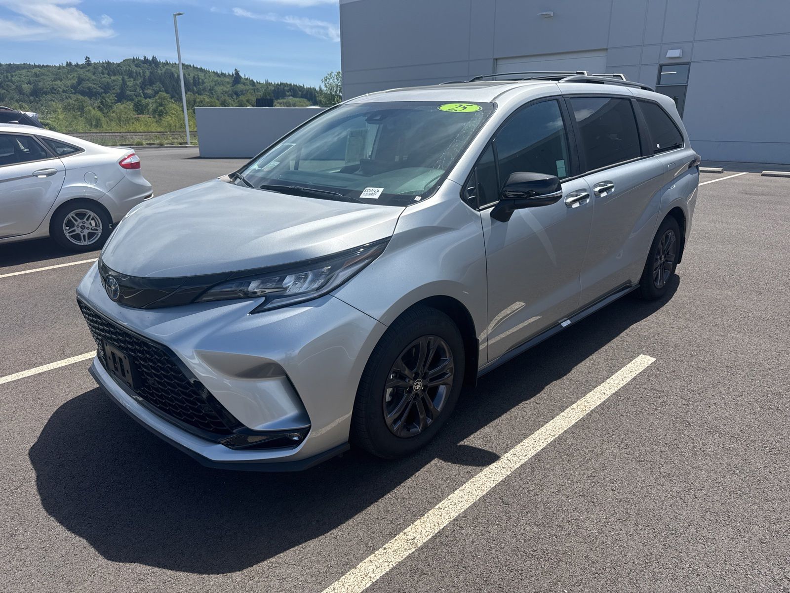 2025 Toyota Sienna XSE 7-Passenger Hybrid AWD's photo