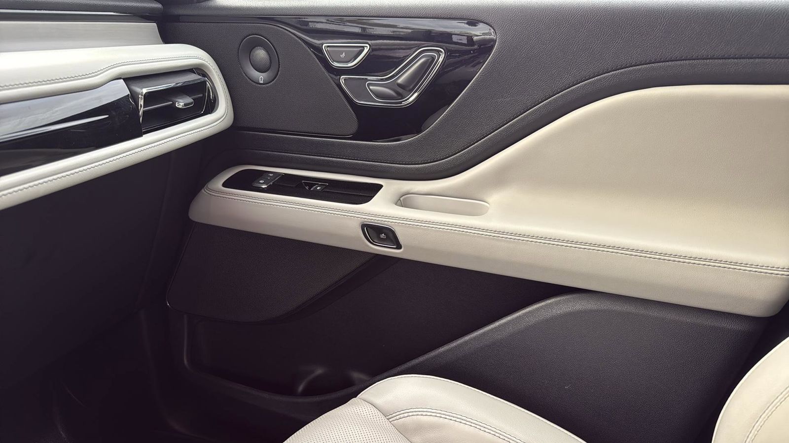 Used Car 2025 Lincoln Aviator  Reserve For Sale Under $70,000 In Austin, Texas