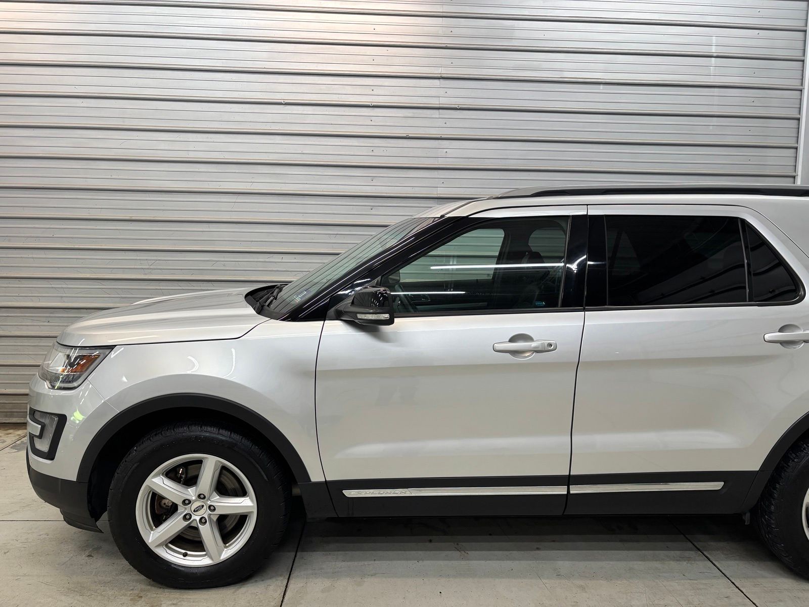2017 Ford Explorer XLT - Image 3