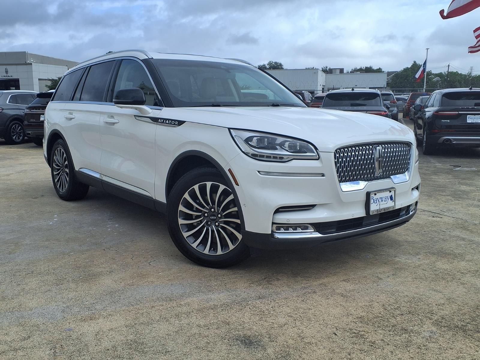 White Metallic 2022 Lincoln Aviator Reserve RWD SUV / Crossover Rear-Wheel Drive Automatic