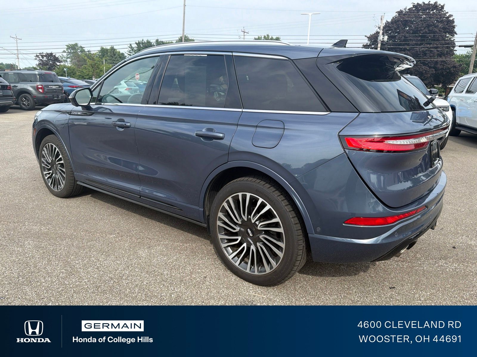Used 2022 Blue Lincoln Grand Touring image 9