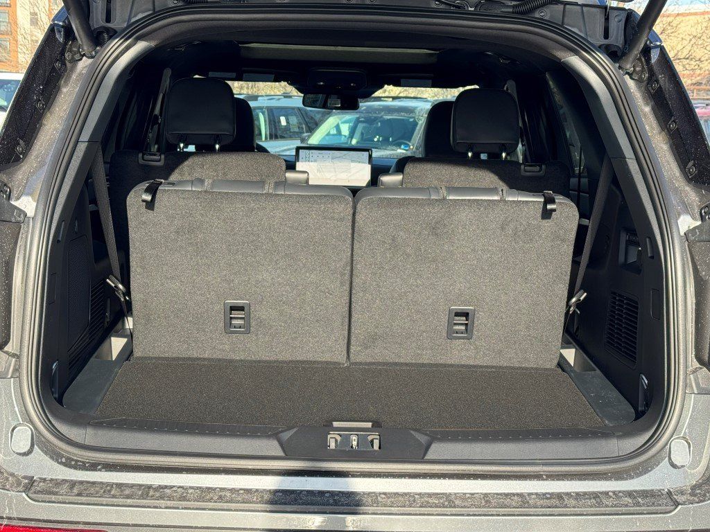 New 2026 Carbonized Gray Metallic Ford Tremor image 12