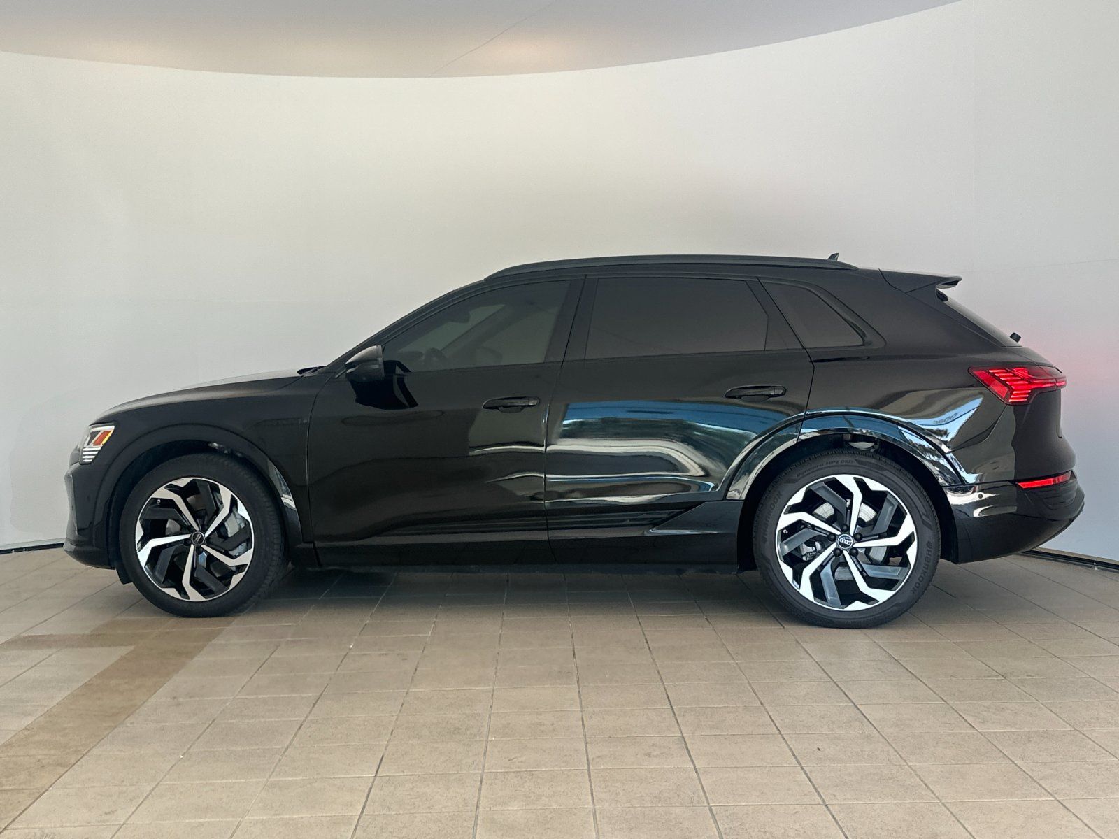 2024 Audi Q8 e-tron Premium Plus — foto completa 3 de 27