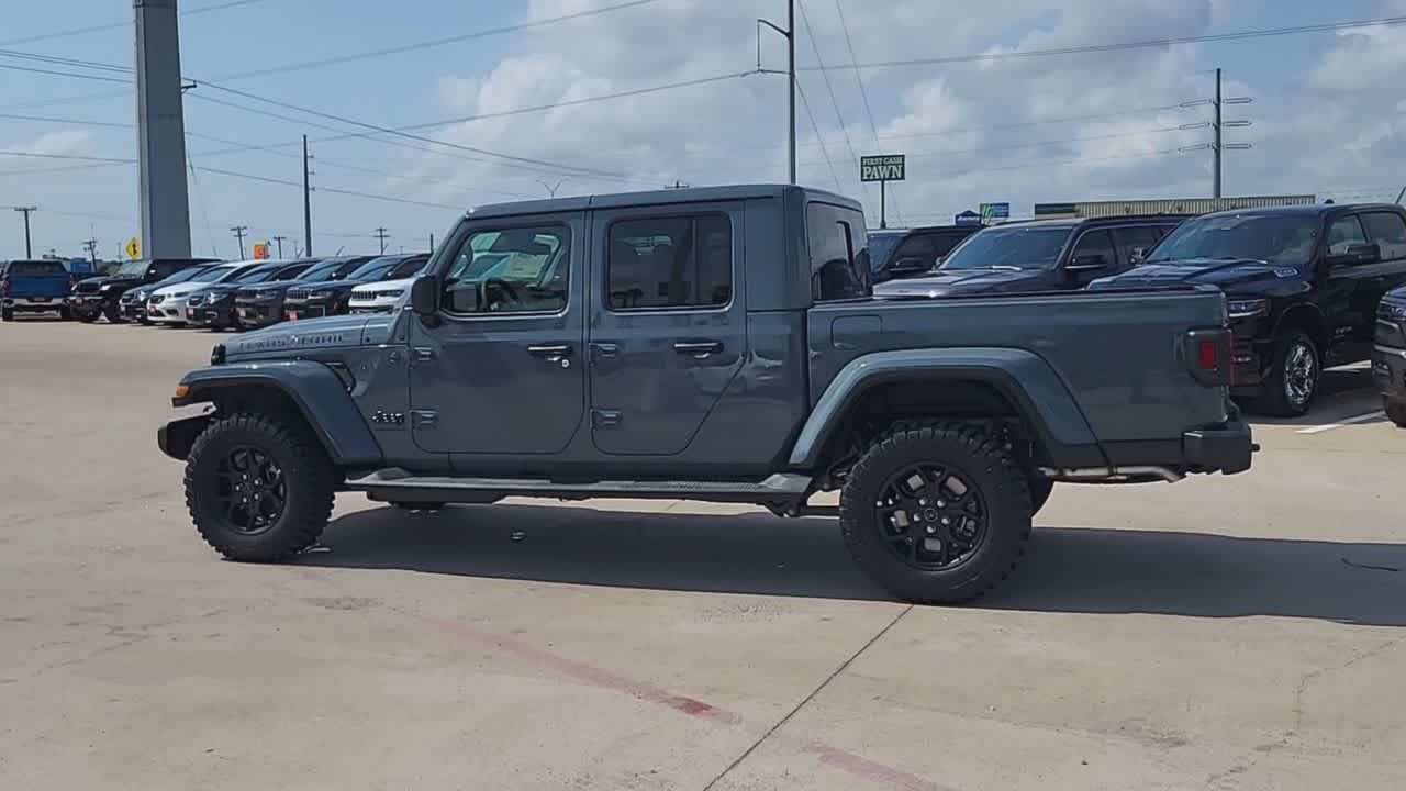 View vehicle photo 3