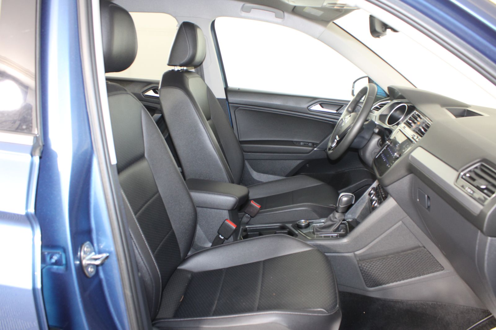 Used 2020 Blue Volkswagen 2.0T SE image 26
