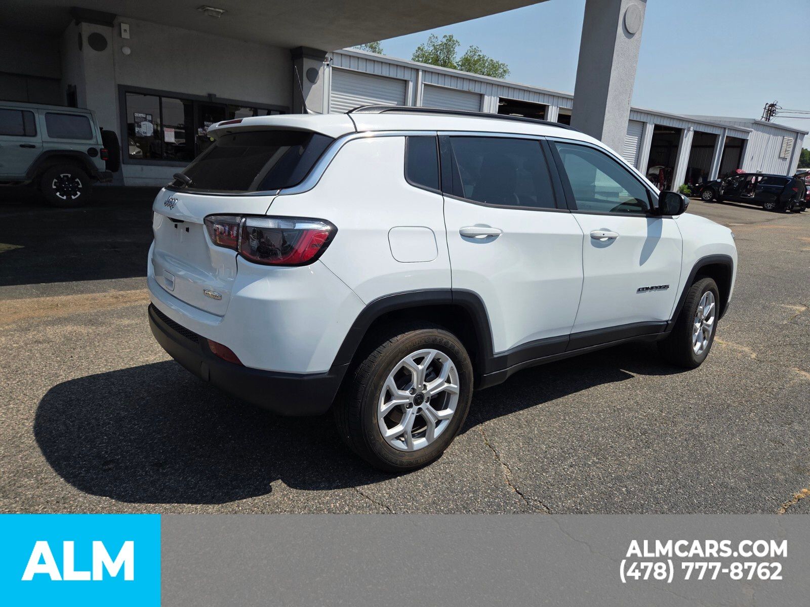 Used 2025 White Jeep Latitude image 23