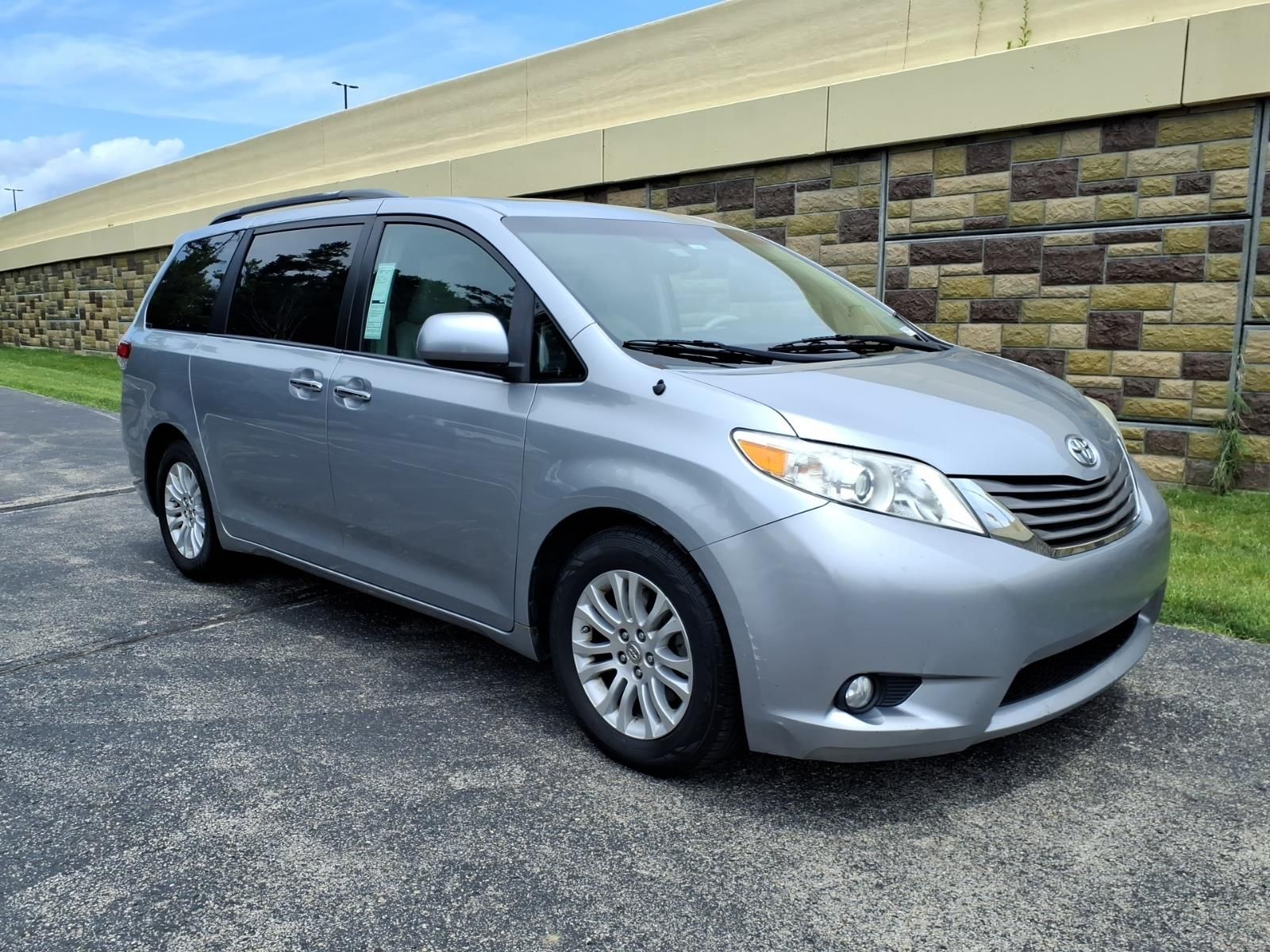 2014 Toyota Sienna XLE 7-Passenger Auto Access Seat