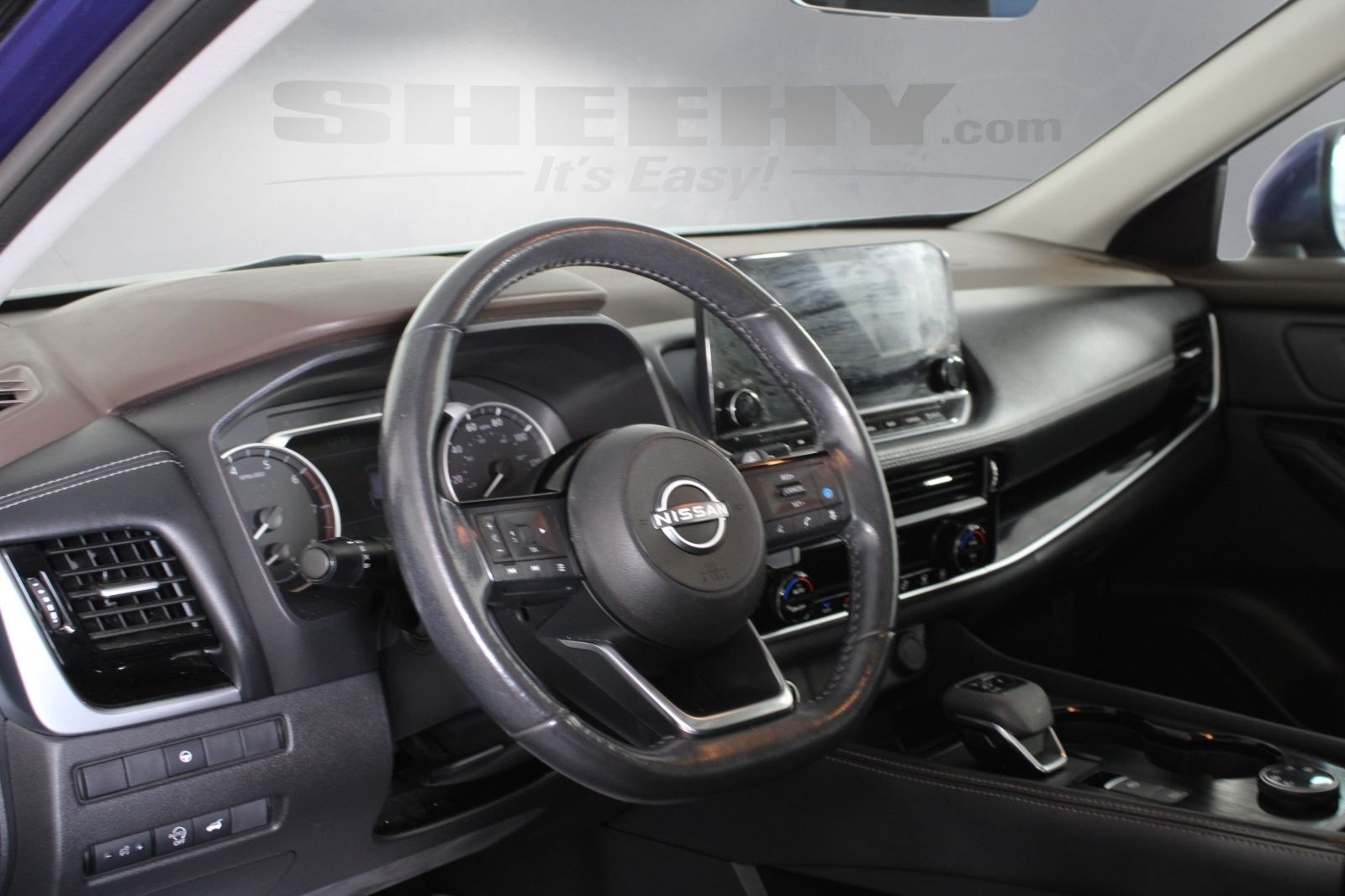 Used 2023 Blue Nissan SL image 3