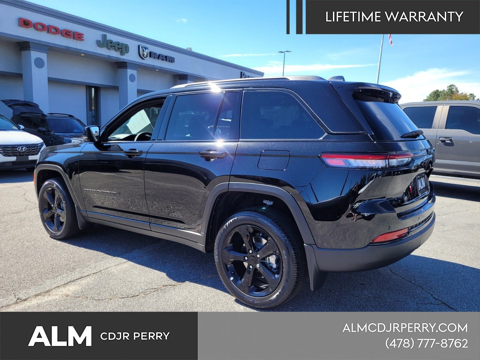 New 2025 Diamond Black Crystal Pearl-Coat Exterior Paint Jeep Altitude X image 12