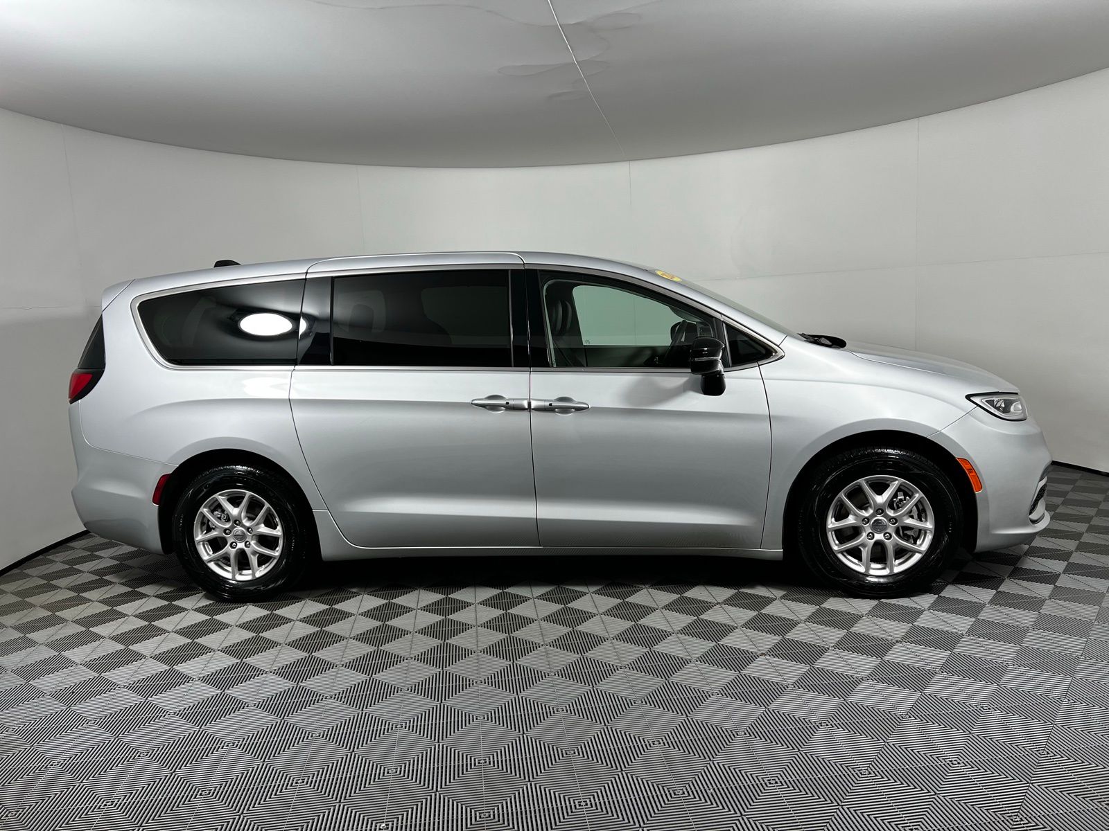 Thumbnail: 2024 Chrysler Pacifica - 4