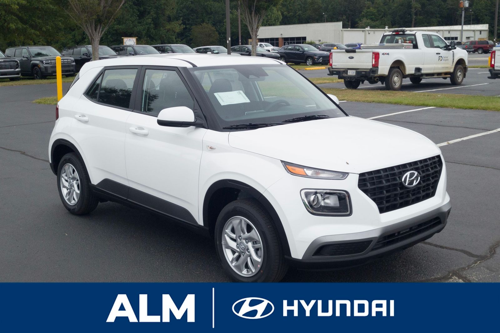 2025 Hyundai Venue SE photo 2