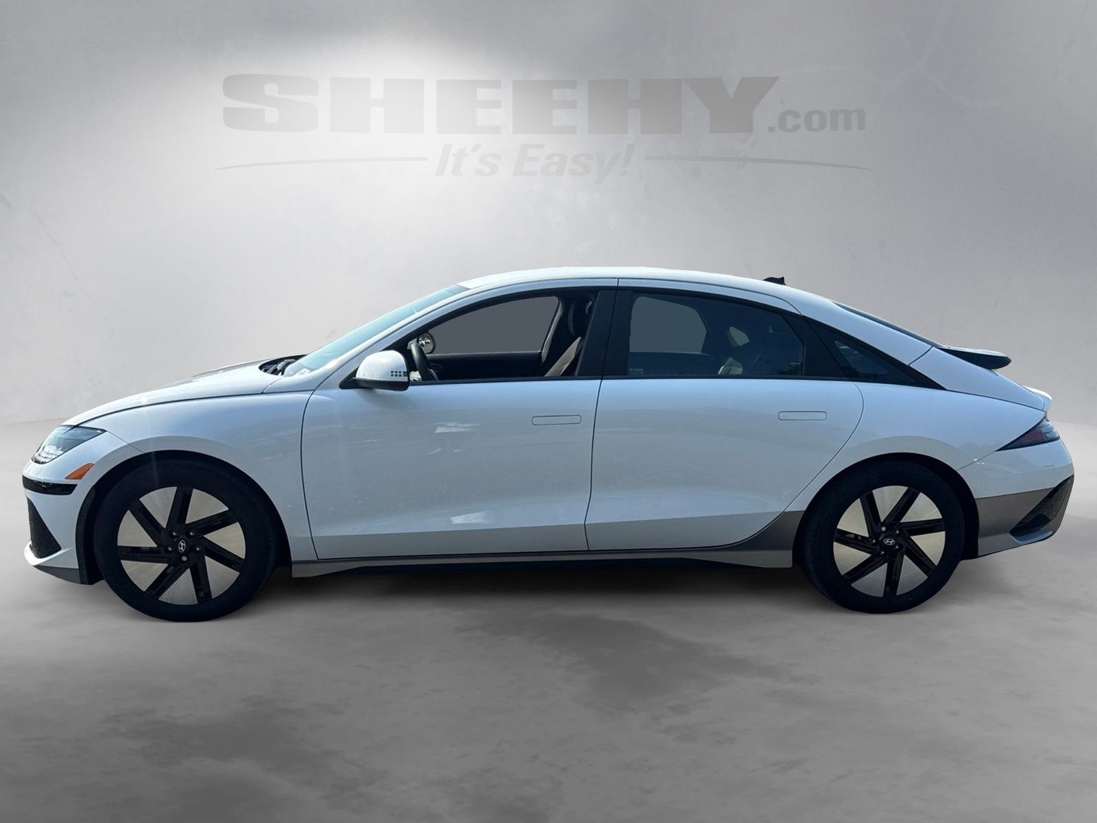 Used 2024 White Hyundai SE Standard Range image 17