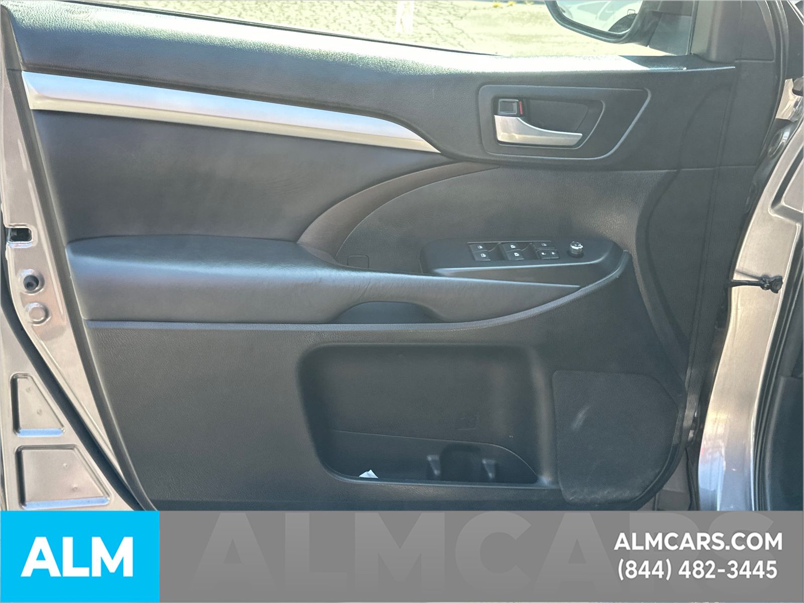 Used 2018 Gray Toyota XLE image 11