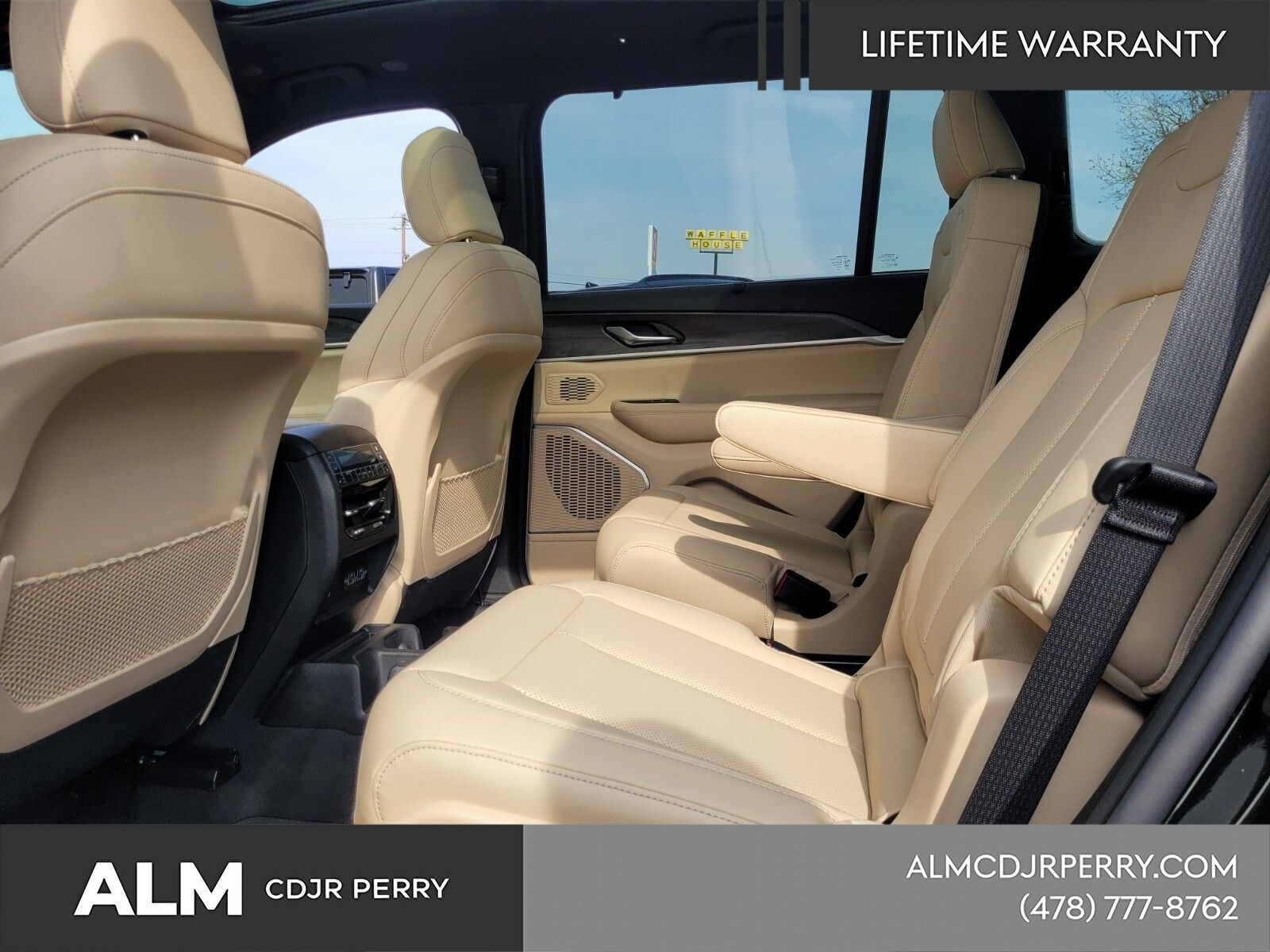 New 2025 Diamond Black Crystal Pearl-Coat Exterior Paint Jeep Limited image 9