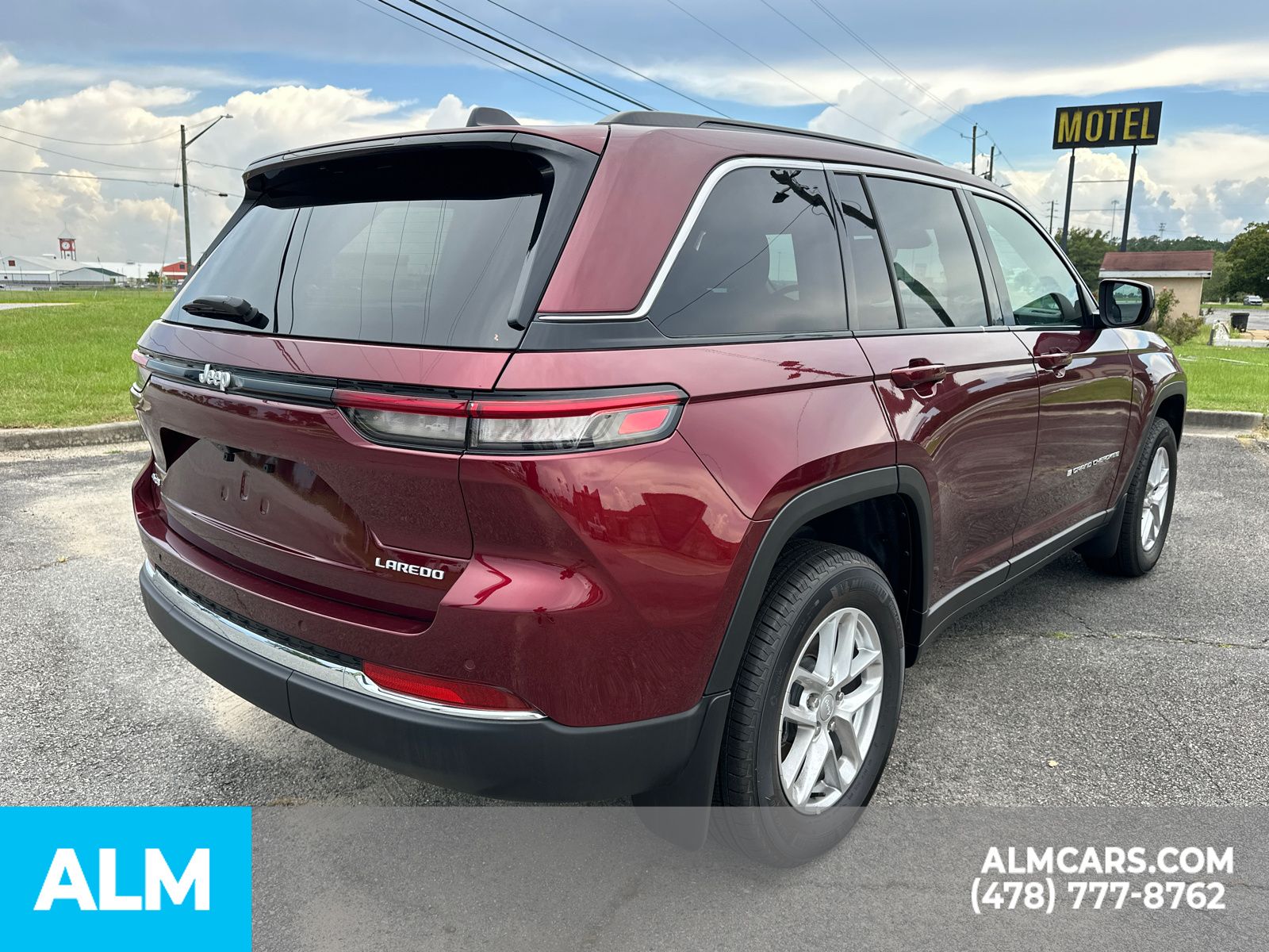 Used 2025 Red Jeep Laredo image 5