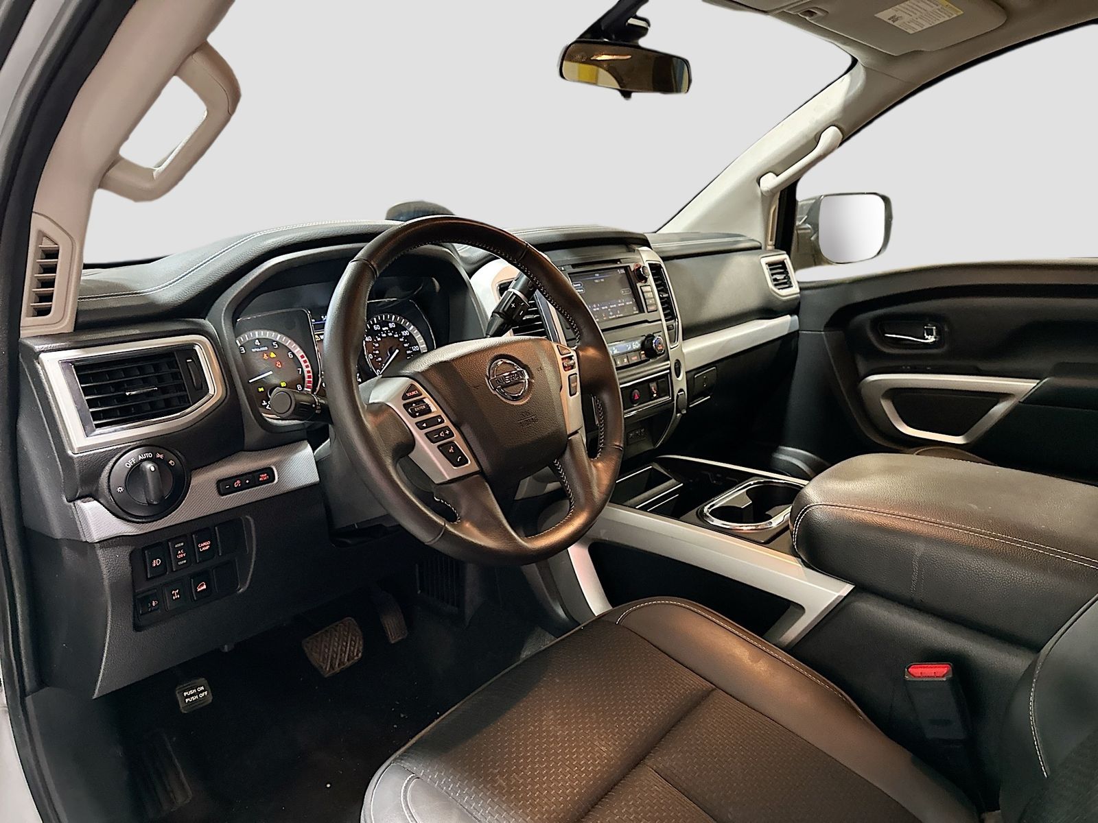 Used 2019 Silver Nissan PRO-4X image 9