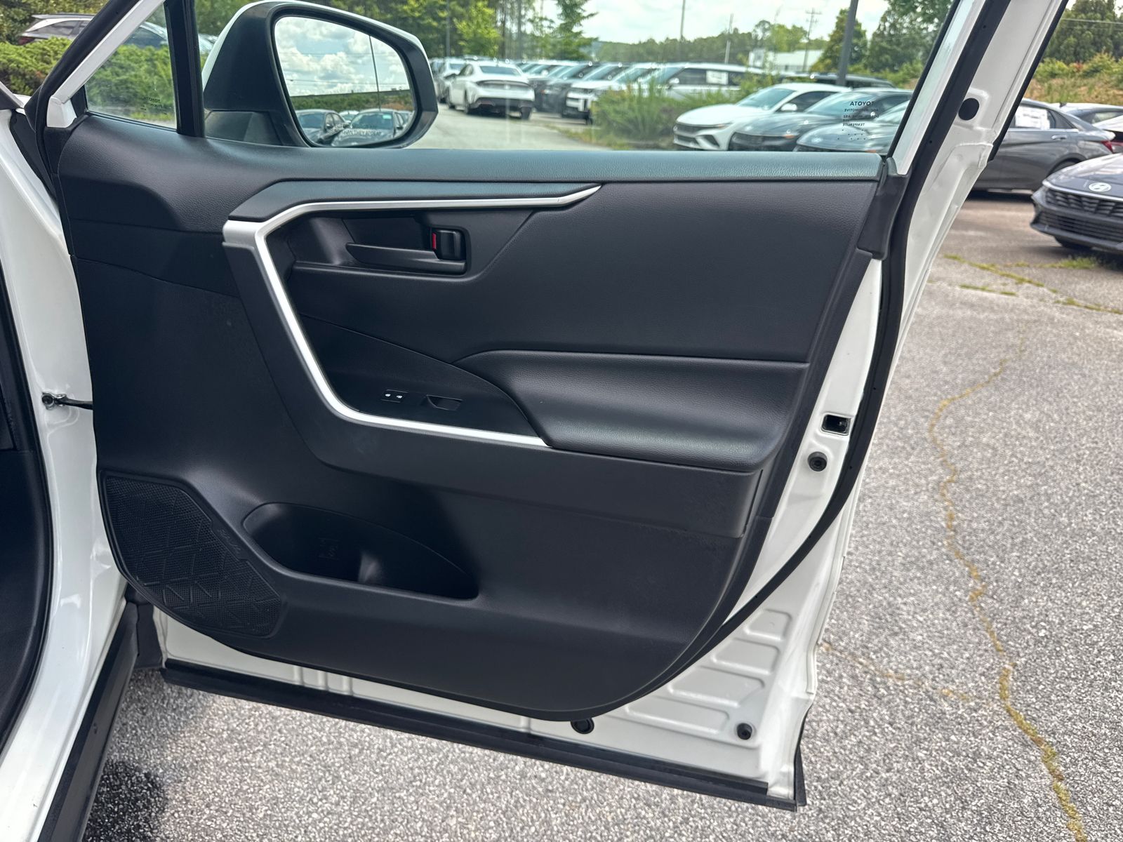 Used 2019 White Toyota LE image 14