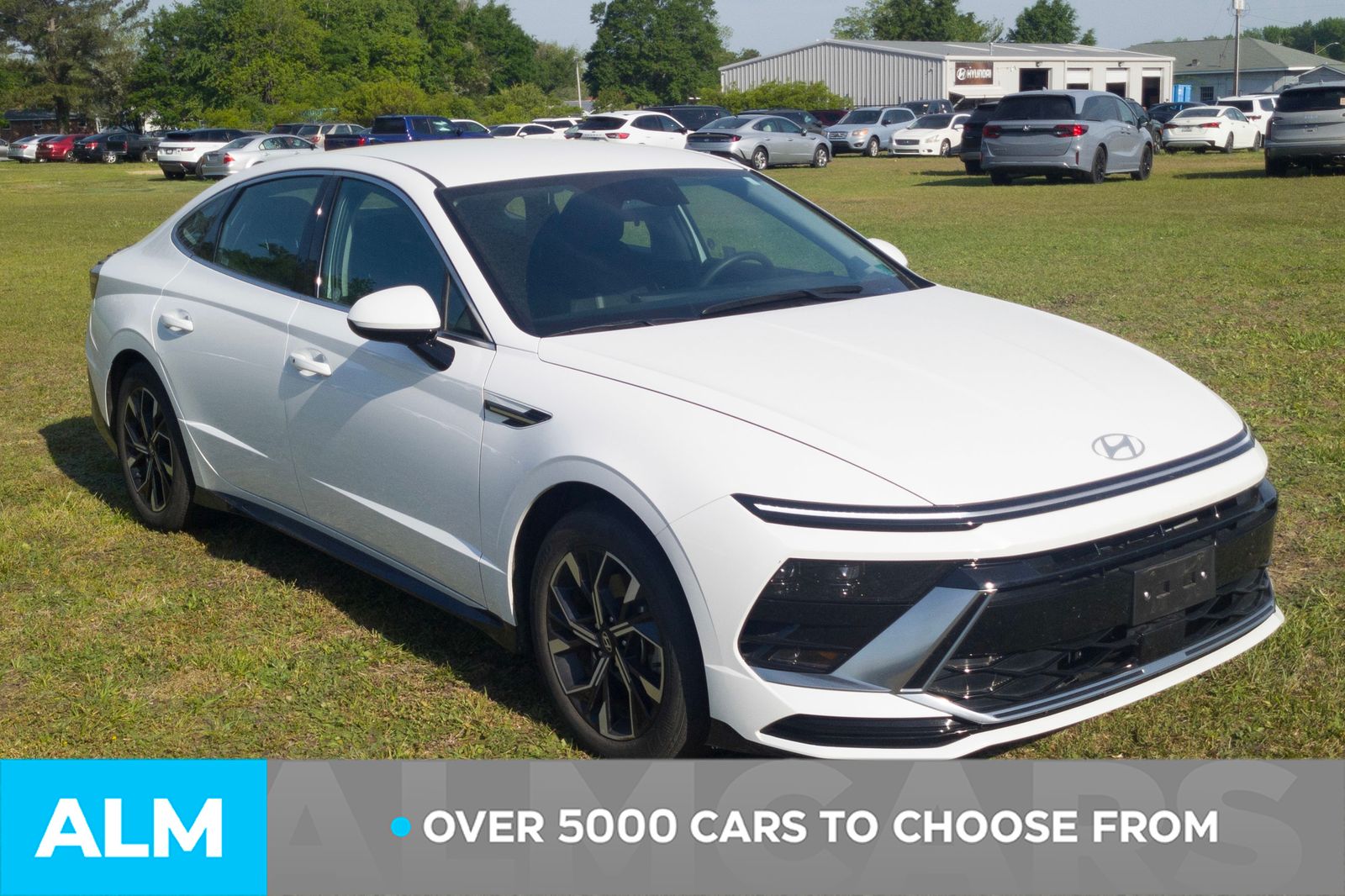 Used 2025 White Hyundai SEL image 3