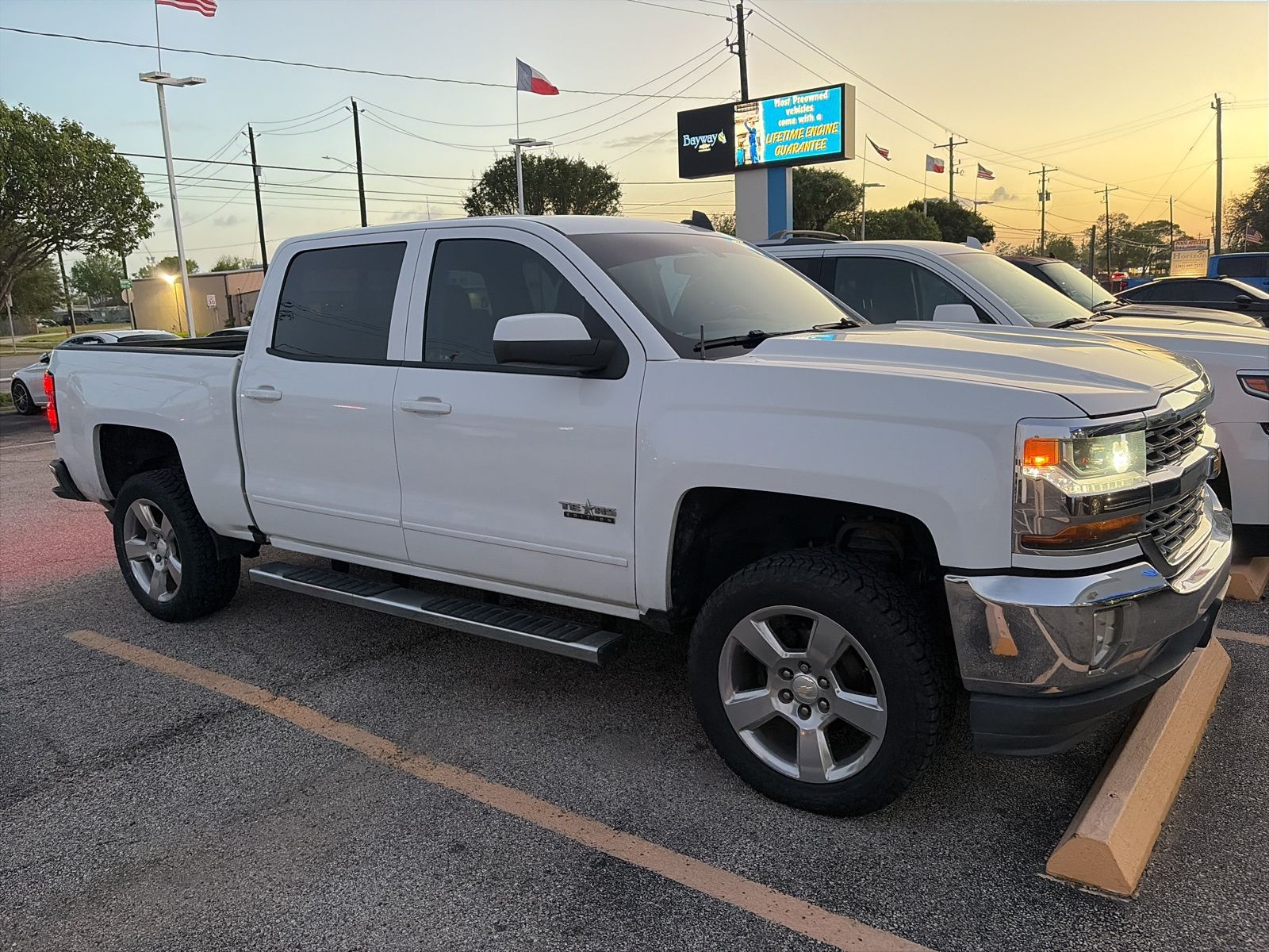 Summit White 2018 Chevrolet Silverado 1500 LT Crew Cab RWD Pickup Truck 4X2 6-Speed Automatic Overdrive