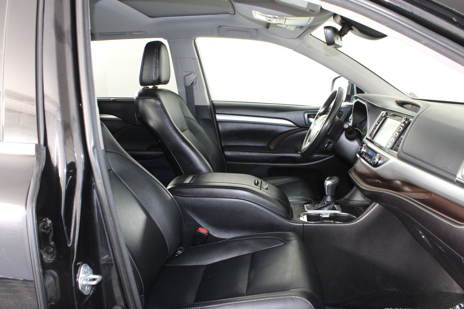 Used 2018 Black Toyota XLE image 31