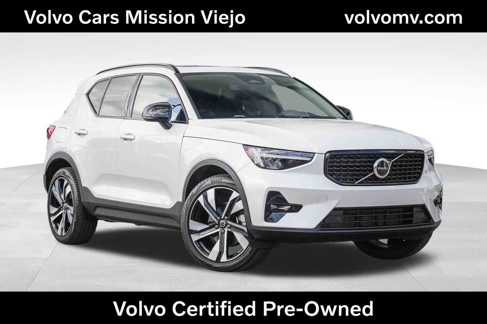 2023 Volvo XC40 B5 Plus Dark Theme