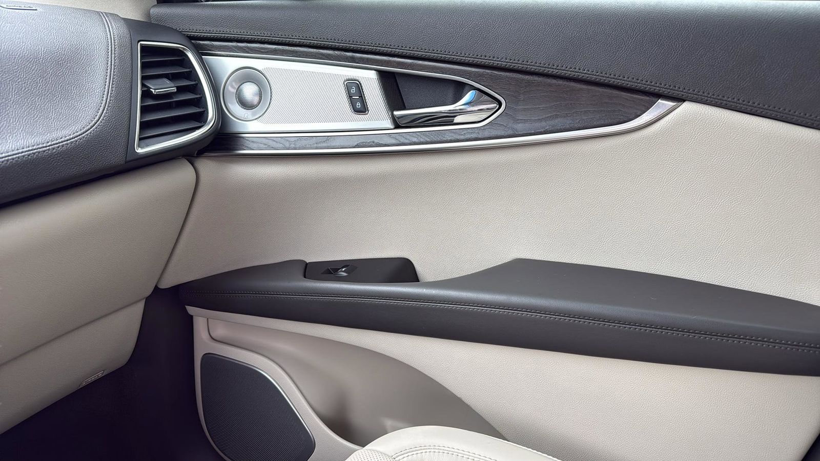 Used Car 2020 Lincoln Nautilus  Reserve For Sale Under $30,000 In Austin, Texas