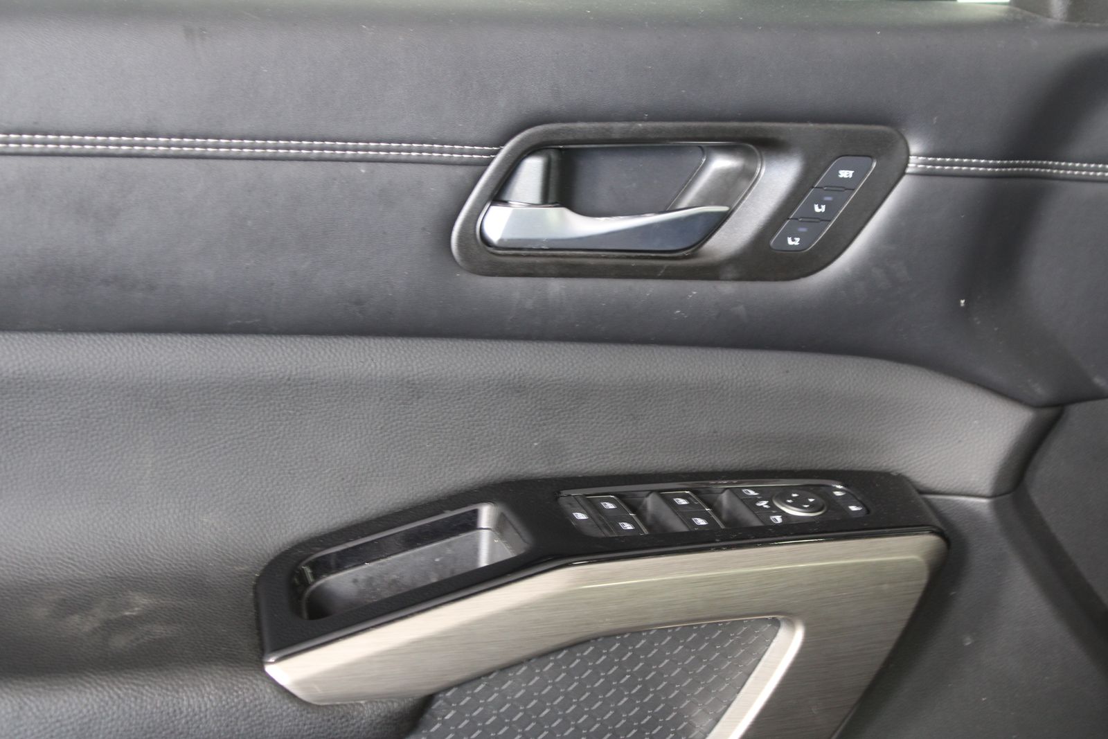 Used 2023  Nissan Platinum image 10