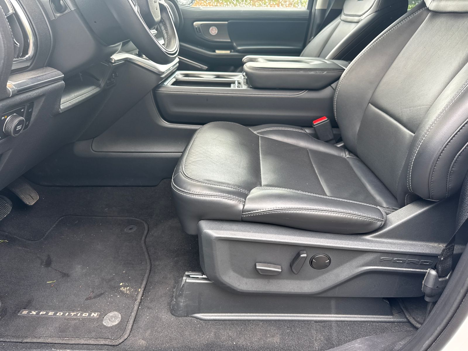 Used 2025 White Ford Platinum image 9