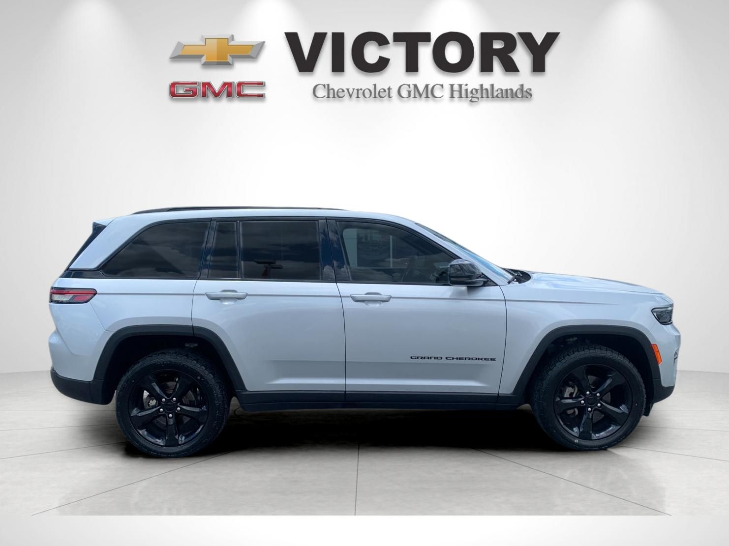 Used 2023 Silver Jeep Altitude X image 2