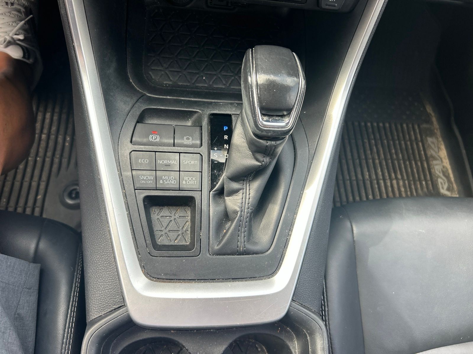 Used 2020 White Toyota XLE Premium image 19