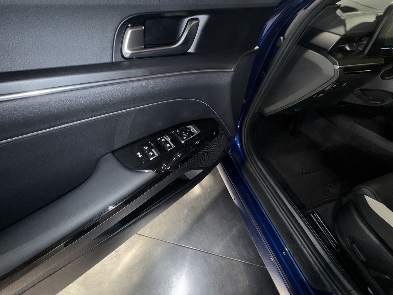 2025 Kia K5 GT-Line photo 21