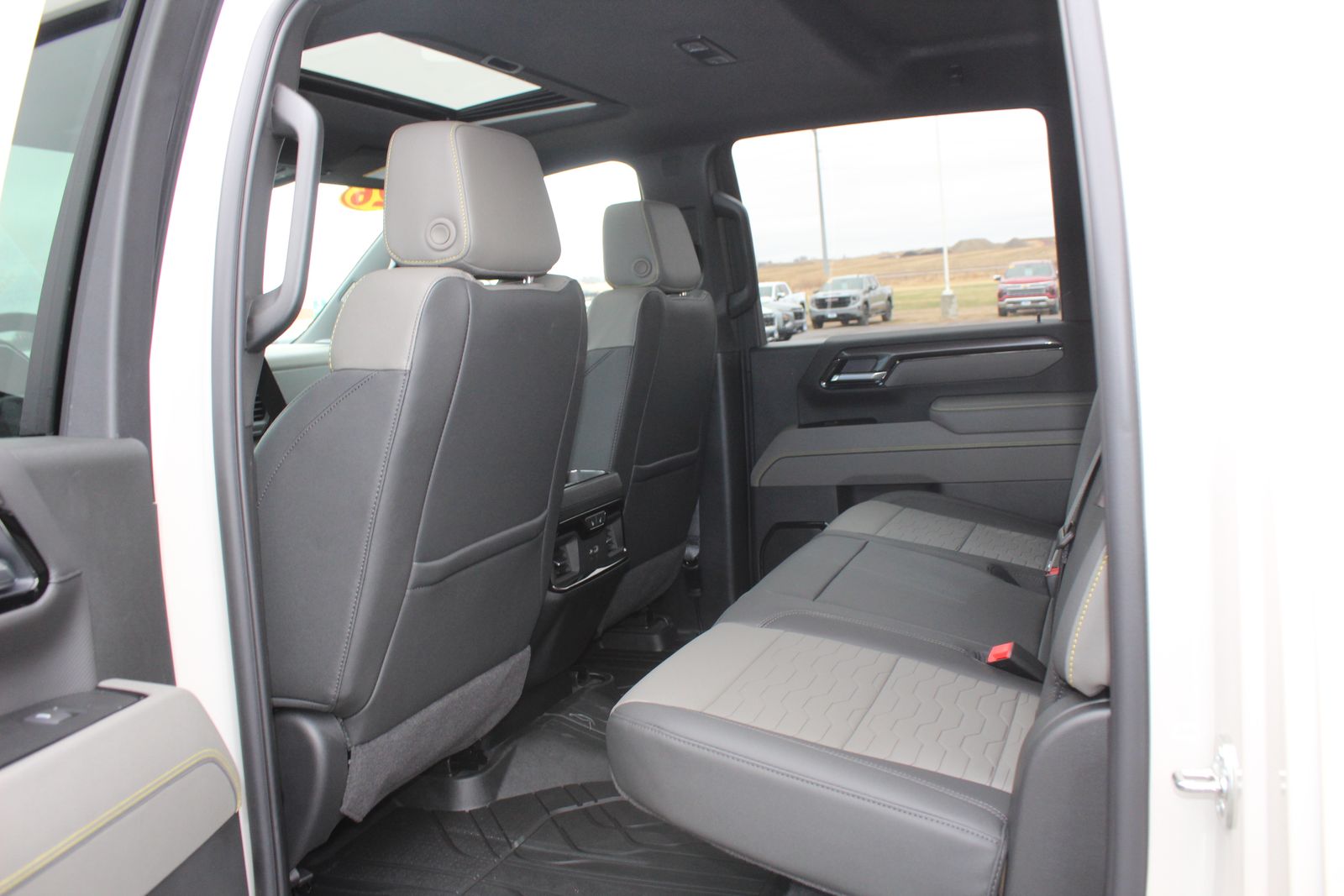 View vehicle photo 7