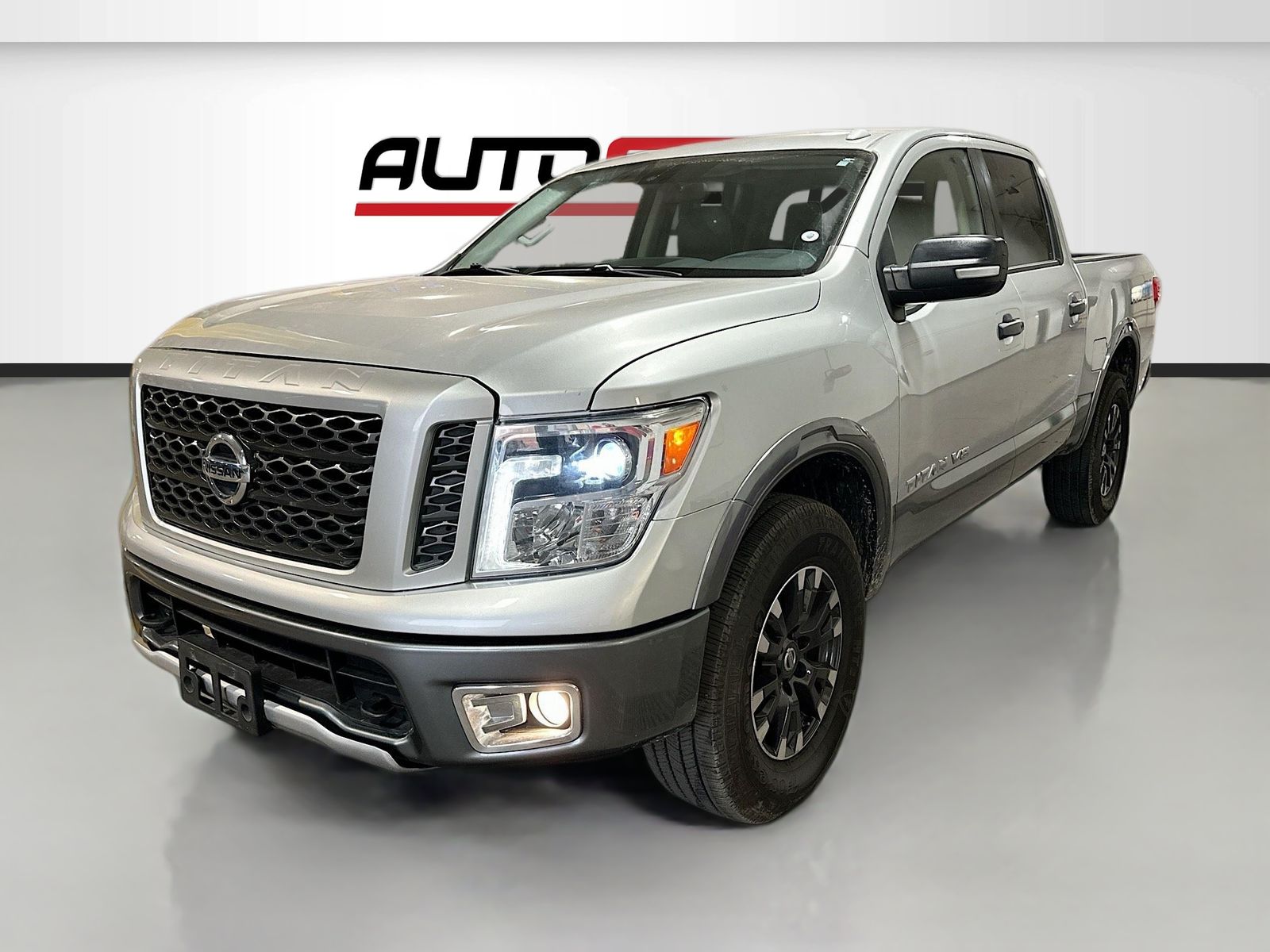 Used 2019 Silver Nissan PRO-4X image 3