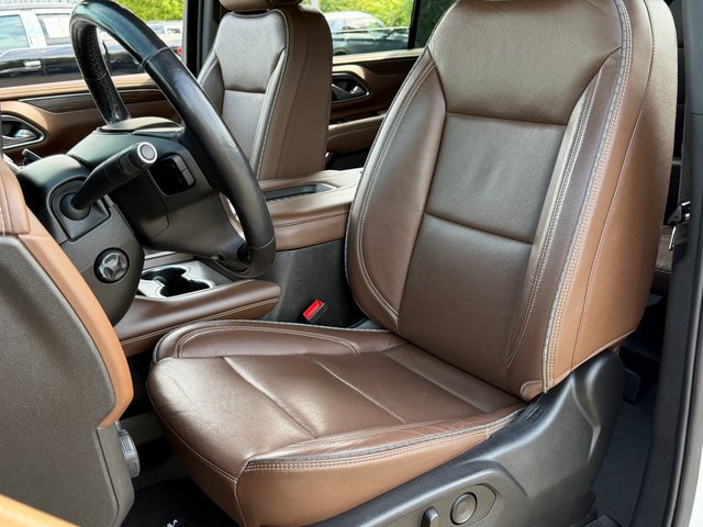 Used 2021 Iridescent Pearl Tricoat Chevrolet High Country image 28