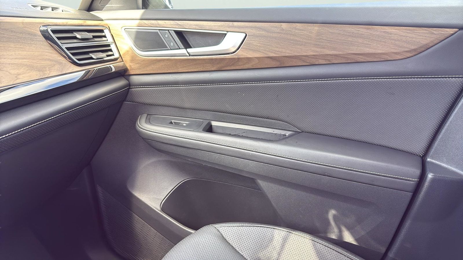 Used Car 2025 Volkswagen Atlas  2.0t Se W/technology For Sale Under $40,000 In Austin, Texas