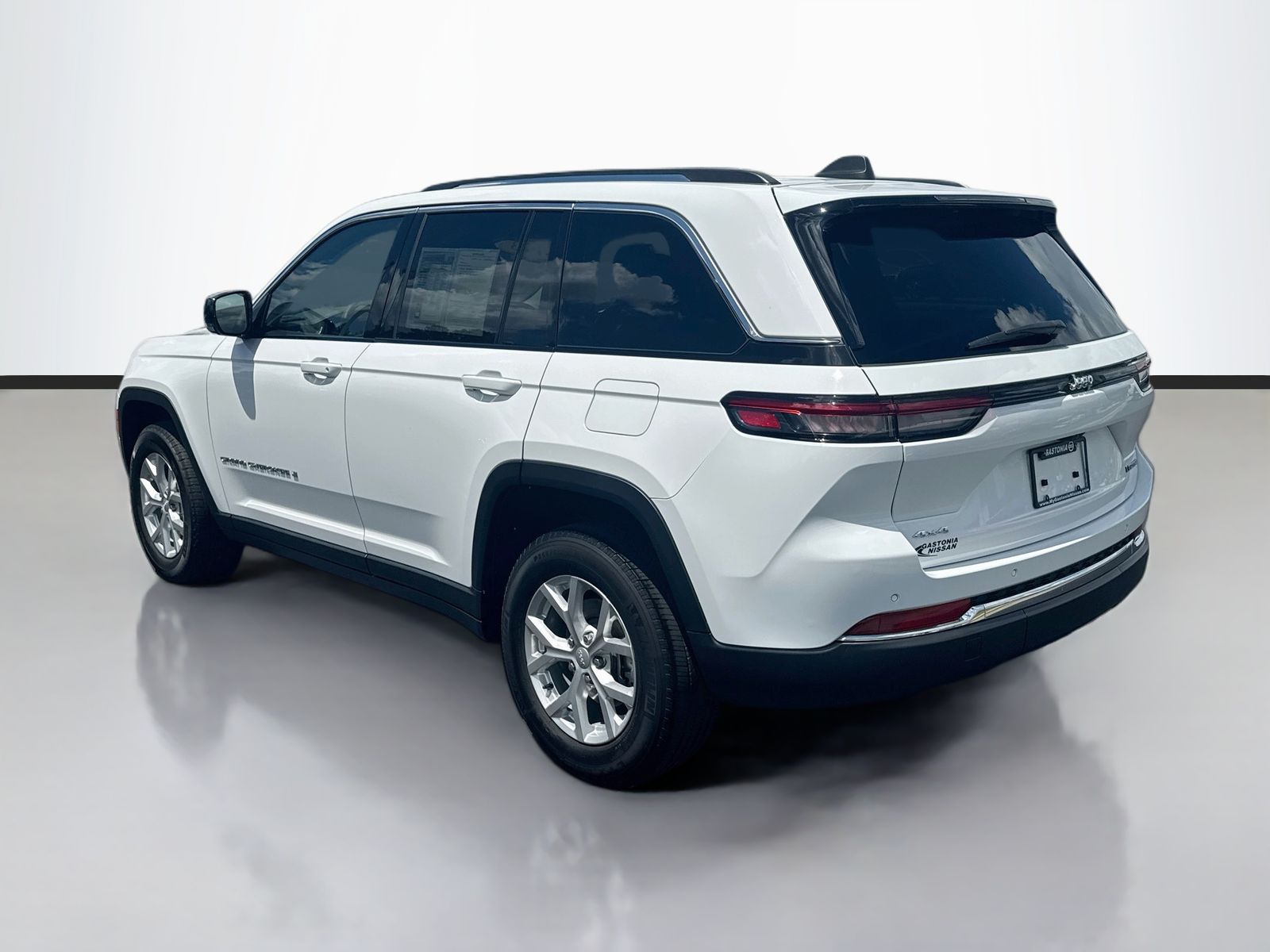 Used 2023 White Jeep Limited image 5