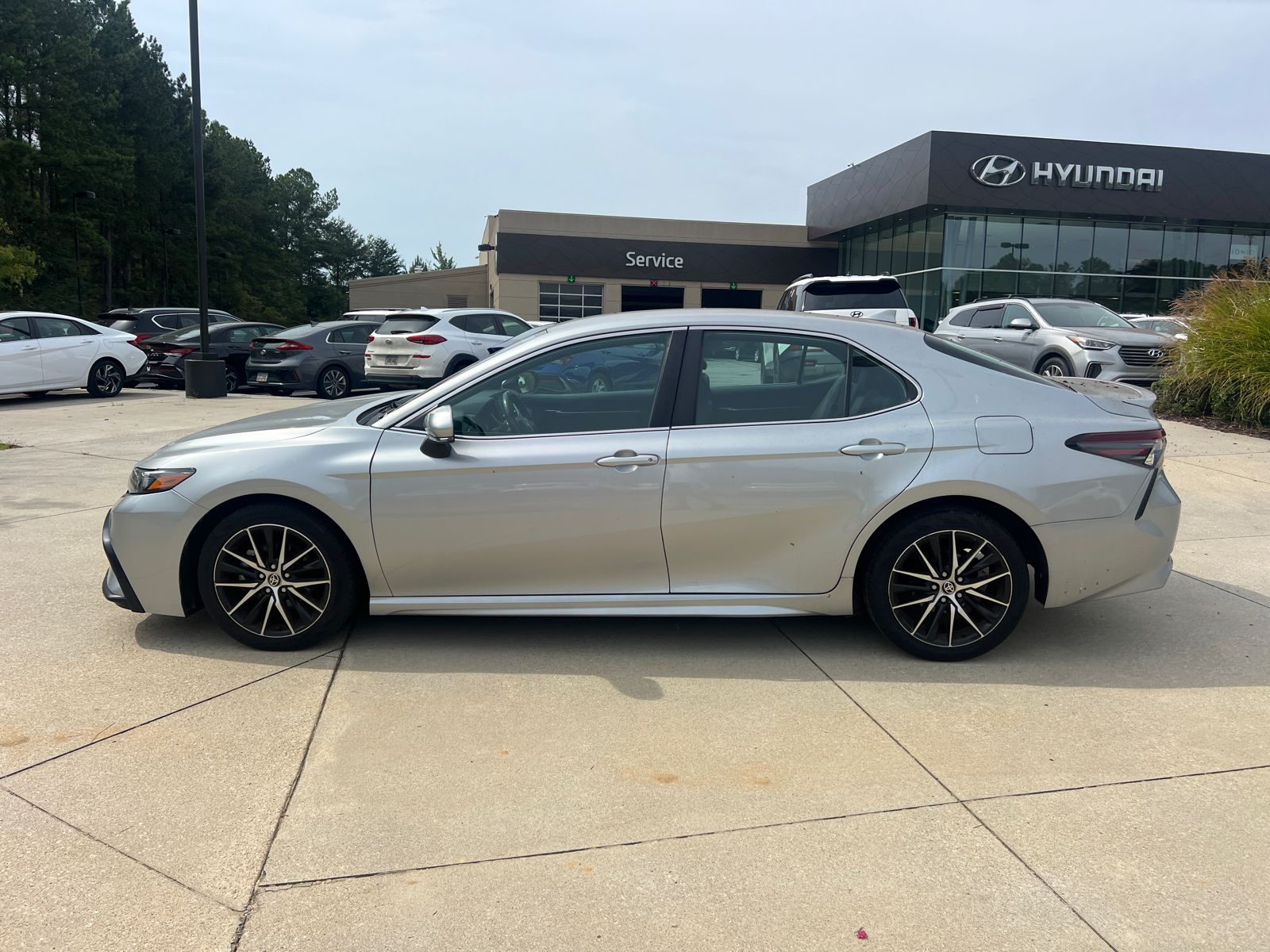 2022 Toyota Camry SE photo 8