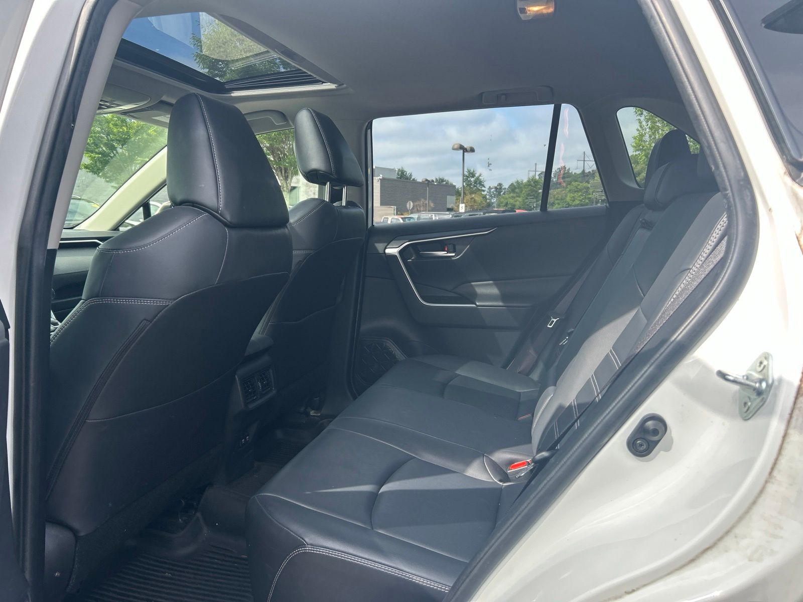 Used 2020 White Toyota XLE Premium image 6