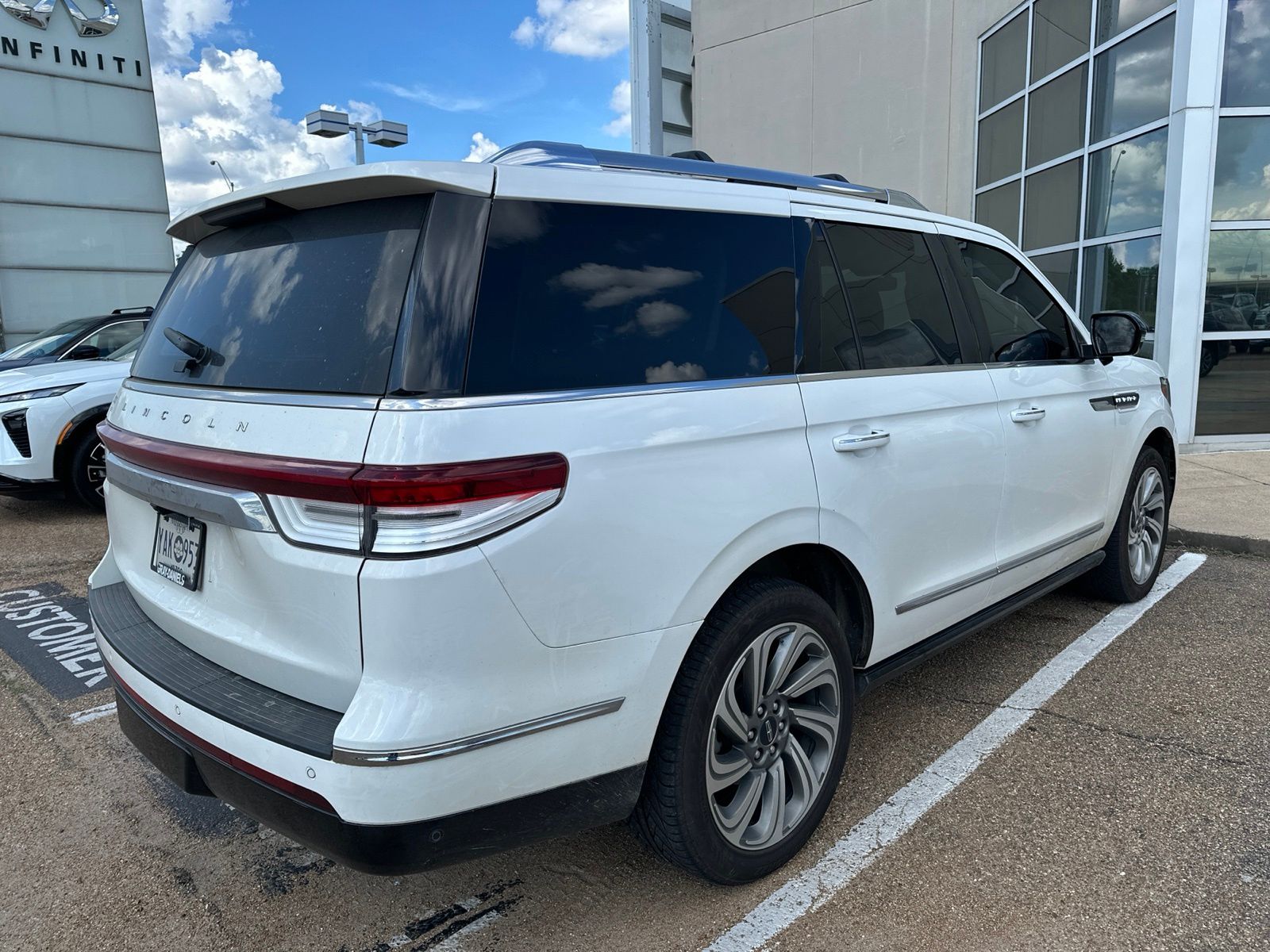 2023 Pristine White Metallic Tri-Coat Lincoln Navigator Reserve 4X4 SUV