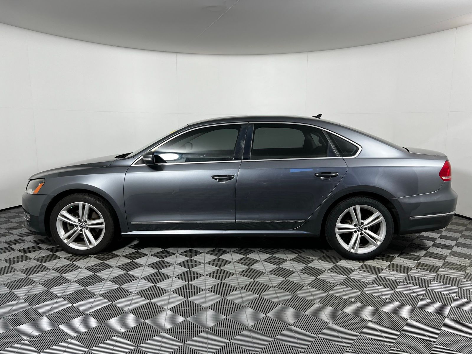 Thumbnail: 2013 Volkswagen Passat - 8