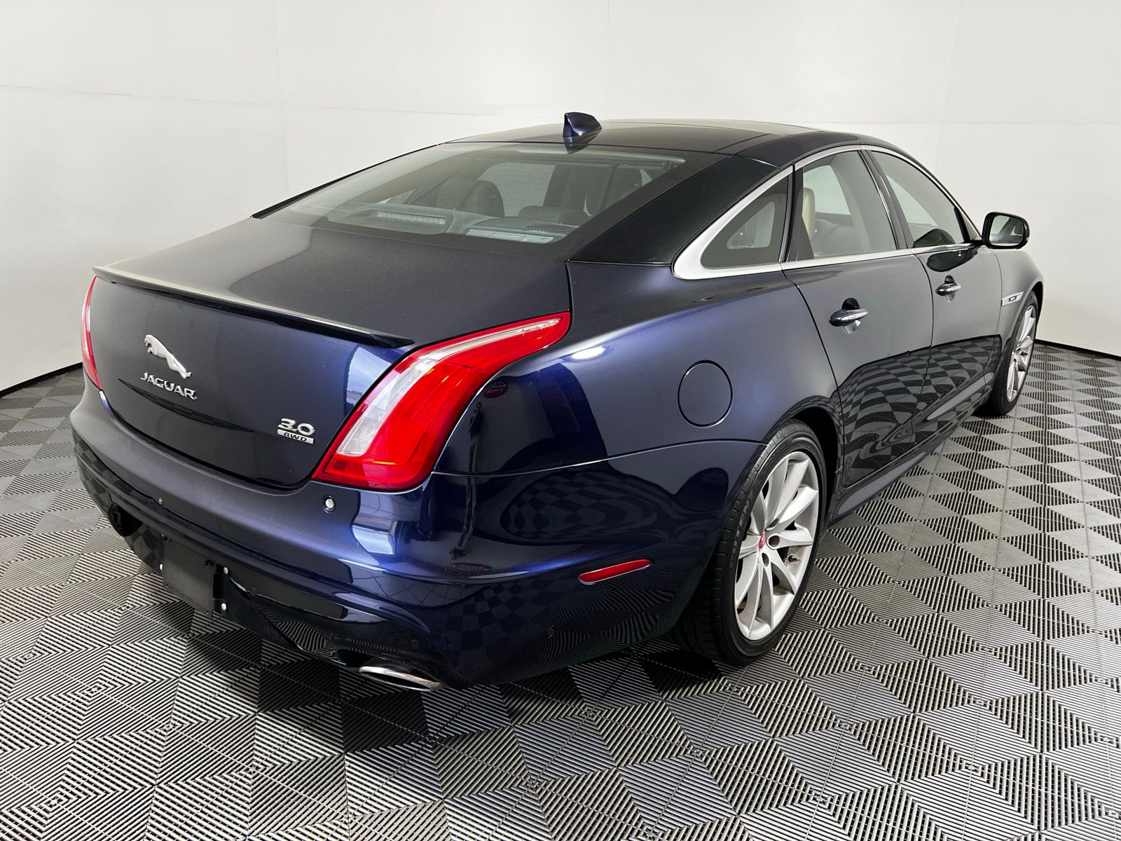 Thumbnail: 2016 Jaguar XJ - 5