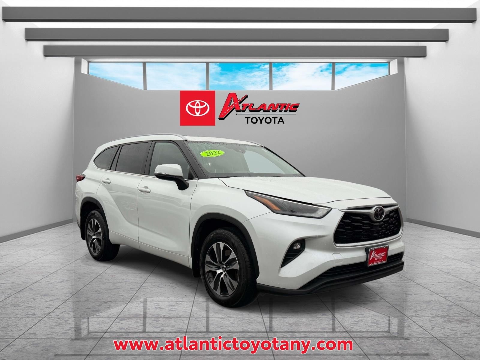 White (Wind Chill Pearl) 2022 Toyota Highlander XLE AWD SUV / Crossover All-Wheel Drive 8-Speed Automatic