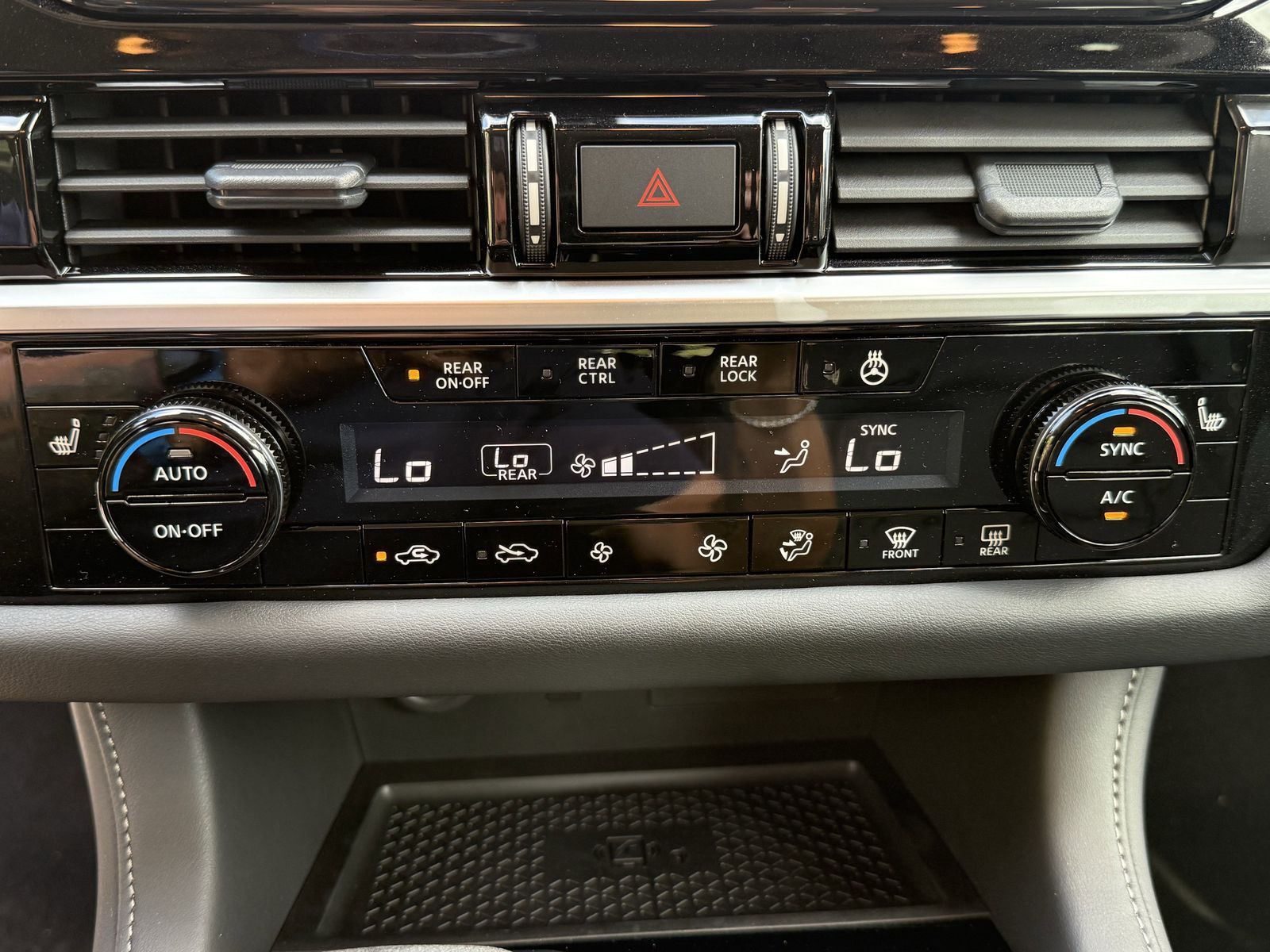 2025 Nissan Pathfinder SL photo 8