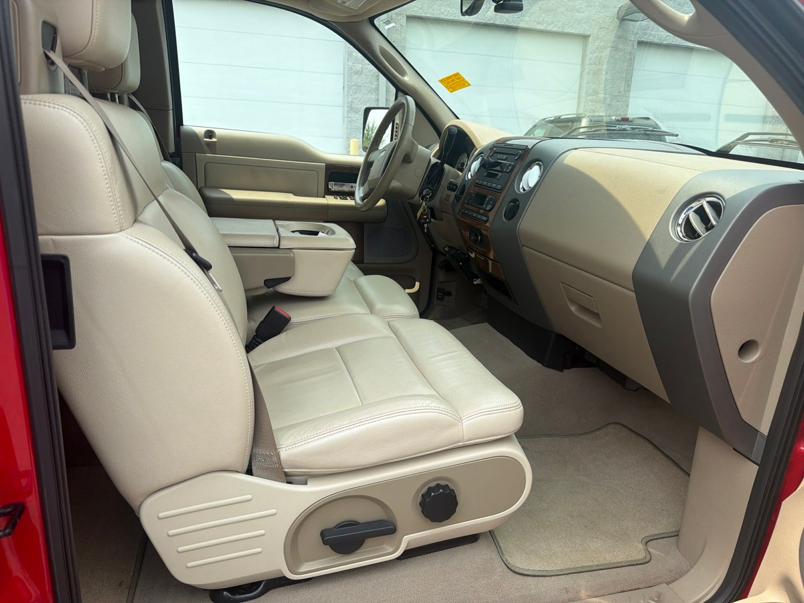 Used 2004  Ford Lariat image 24