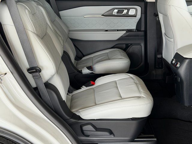 New 2026 Star White Metallic Tri-Coat Ford Platinum image 13
