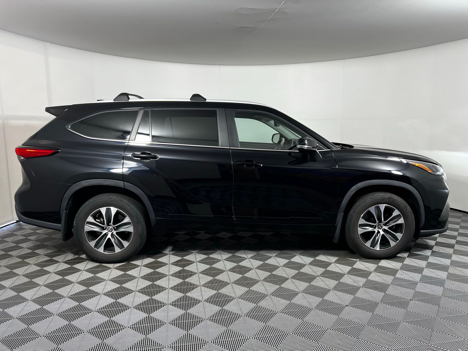 Thumbnail: 2023 Toyota Highlander - 3